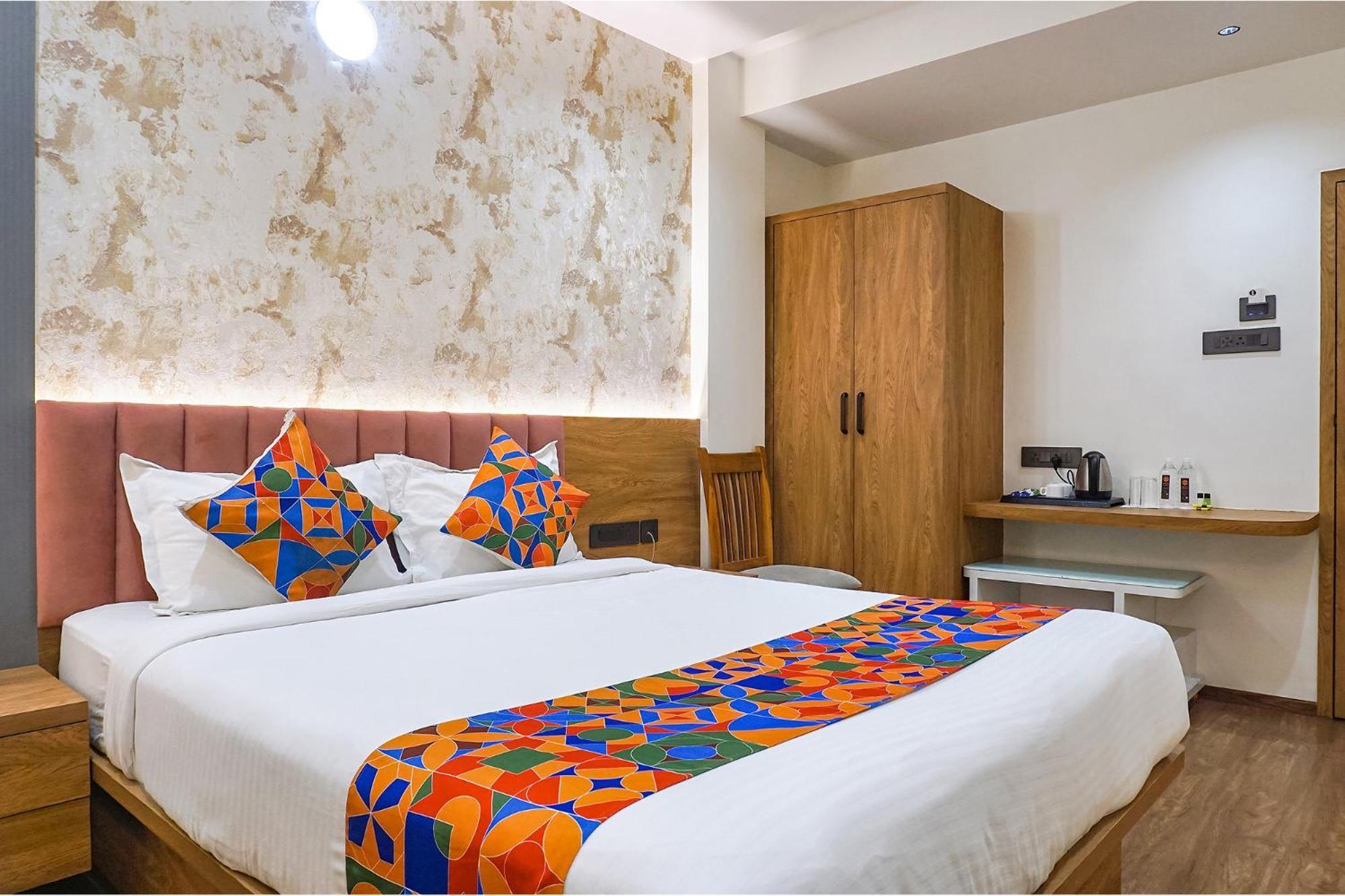 Fabhotel Prime Shourya Residency - Nr Maharshi Karve Museum Pune Bagian luar foto
